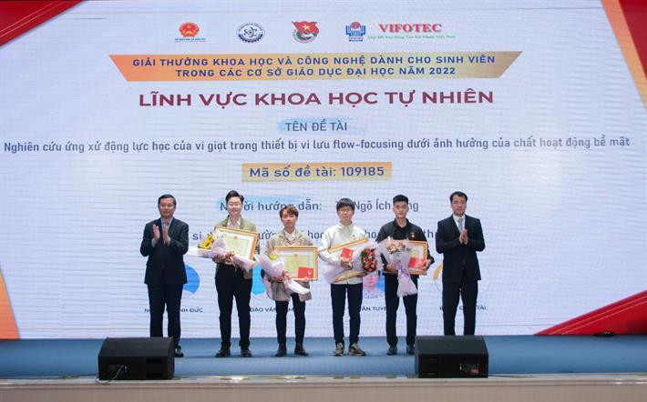 Trao giải cho các sinh viên (Ảnh: Bộ Giáo dục và Đào tạo)