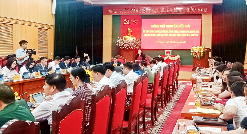 Lãnh đạo tỉnh Thái Nguyên báo cáo Phó Chủ tịch Quốc hội tình hình phát triển kinh tế-xã hội, thi hành pháp luật trên địa bàn.