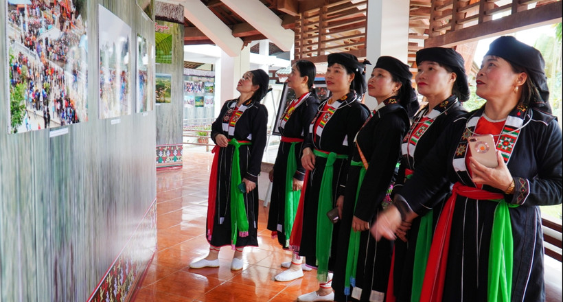 Công chúng thưởng lãm thành tựu bảo tồn và phát huy bản sắc văn hóa dân tộc tại Triển lãm “Sắc màu văn hóa Thái Nguyên”.