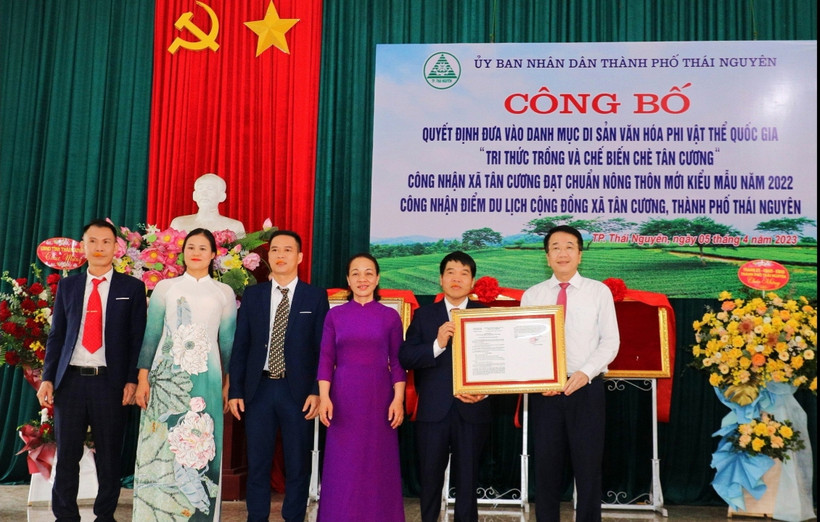 Lãnh đạo tỉnh Thái Nguyên trao quyết định công nhận di sản văn hóa phi vật thể quốc gia “Tri thức trồng và chế biến chè Tân Cương”.