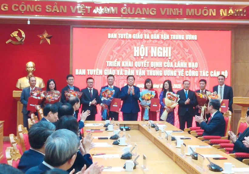 Đại diện lãnh đạo Ban Tuyên giáo và Dân vận Trung ương chúc mừng các đồng chí được bổ nhiệm.