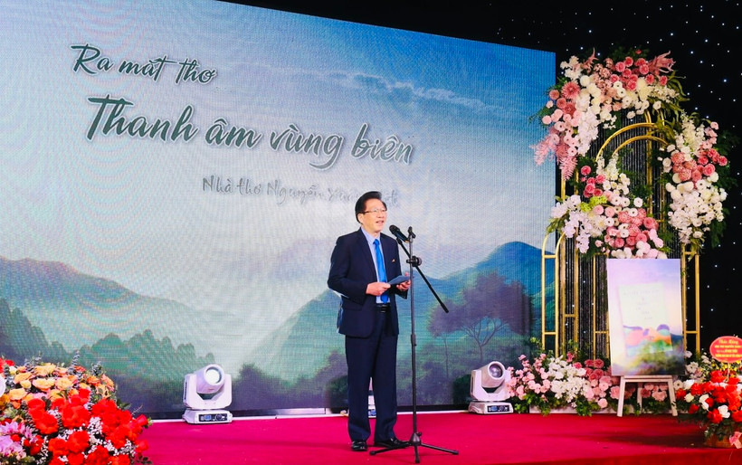 Nhà thơ Nguyễn Xuân Việt phát biểu tại lễ ra mắt.