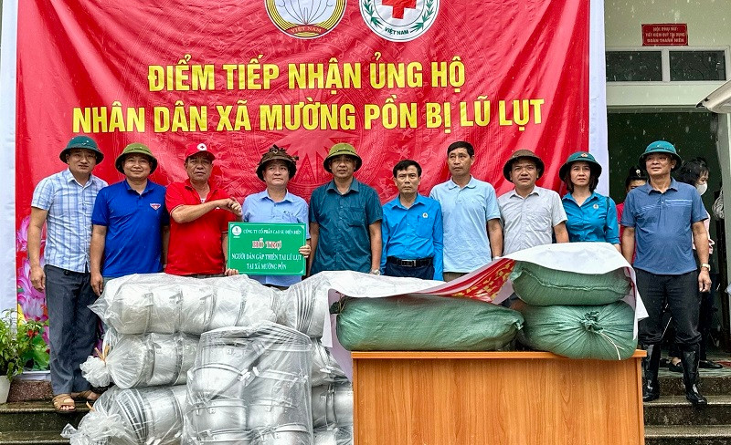 Lãnh đạo Công ty Cổ phần cao su Điện Biên trao lương thực, đồ dùng thiết yếu hỗ trợ người dân bị thiệt hại do lũ quét Mường Pồn.