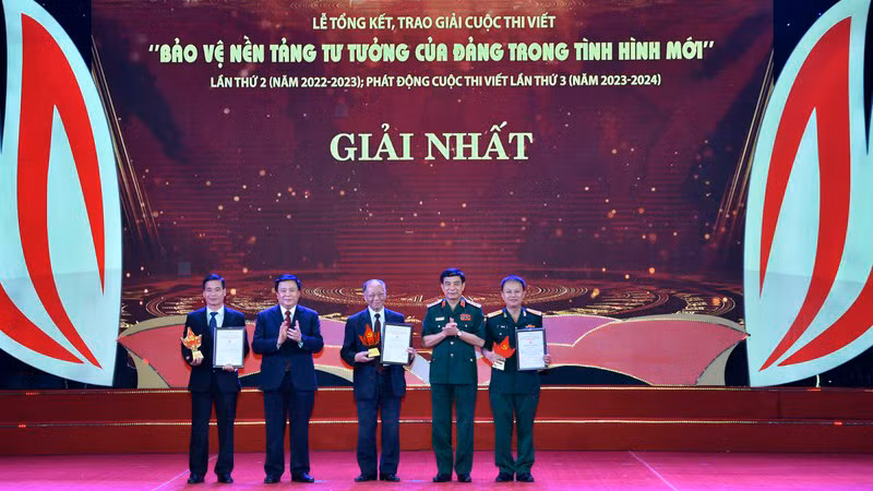 Đại tướng Phan Văn Giang, đồng chí Nguyễn Xuân Thắng trao giải cho các tác giả đạt giải Nhất cuộc thi viết “Bảo vệ nền tảng tư tưởng của Đảng trong tình hình mới”, tháng 4/2023. (Ảnh: ĐÔNG HÀ)