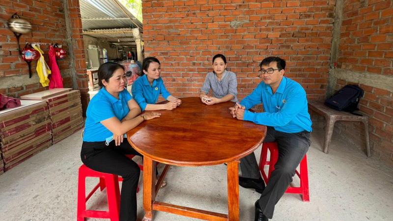 Trao tặng mái ấm Công đoàn cho người lao động ở xã Bình Hòa, huyện Giồng Trôm, Bến Tre. (Ảnh: Hoàng Trung)