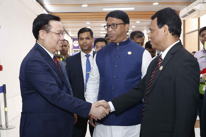 Lễ đón Chủ tịch Quốc hội Vương Đình Huệ tại Sân bay Quốc tế Hazart Shahjalal, thủ đô Dhaka. (Ảnh: TTXVN)