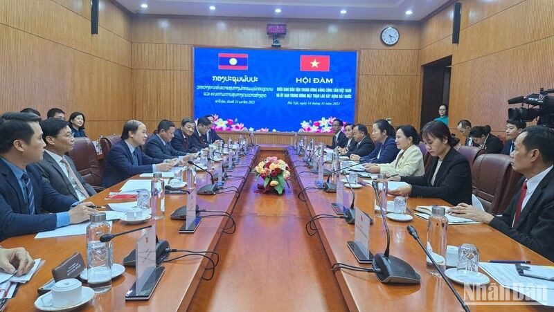 Quang cảnh cuộc hội đàm giữa lãnh đạo Ban Dân vận Trung ương với đoàn công tác Lào.