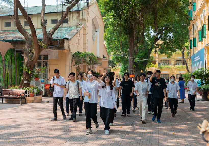 Thí sinh ra về sau khi kết thúc buổi thi. (Ảnh: Trường THPT Việt Đức)