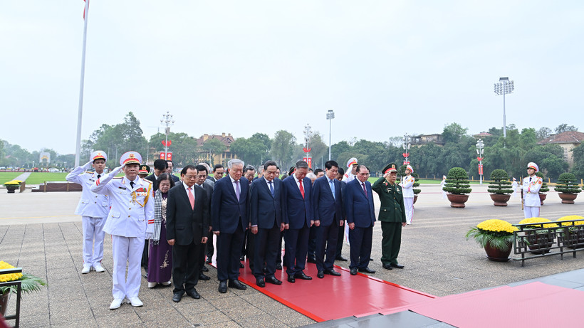 Các đồng chí lãnh đạo, nguyên lãnh đạo Đảng, Nhà nước thành kính tưởng nhớ công lao to lớn của Chủ tịch Hồ Chí Minh.