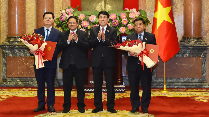 Chủ tịch nước Lương Cường và Thủ tướng Phạm Minh Chính chúc mừng các Phó Thủ tướng Chính phủ: Nguyễn Chí Dũng và Mai Văn Chính.