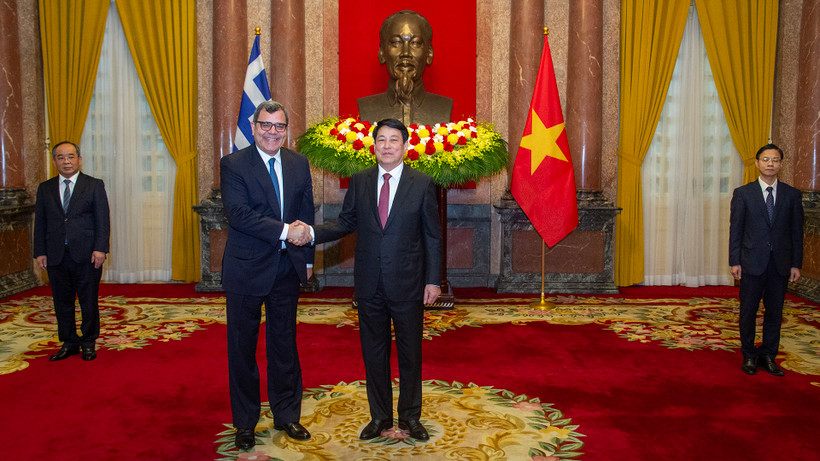 Chủ tịch nước Lương Cường và Đại sứ Cộng hòa Hy Lạp Antonios Papakostas tại buổi lễ trình Quốc thư.