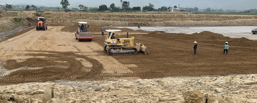 Đơn vị thi công đang nỗ lực đẩy nhanh tiến độ đường cất hạ cánh, đường lăn sân đỗ máy bay dự án Nâng cấp Cảng Hàng không Điện Biên.