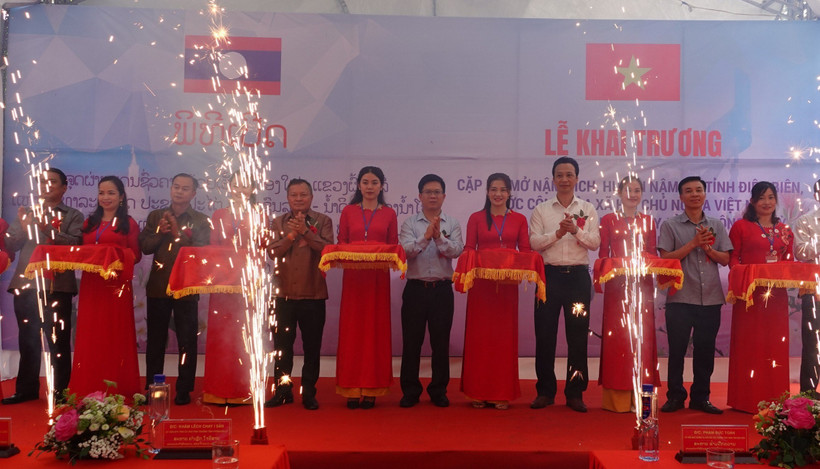 Đại diện lãnh đạo Bộ Ngoại giao hai nước, lãnh đạo hai tỉnh Điện Biên, Phong Sa Ly cắt băng khai trương lối mở Nậm Đích-Huổi Hịa.