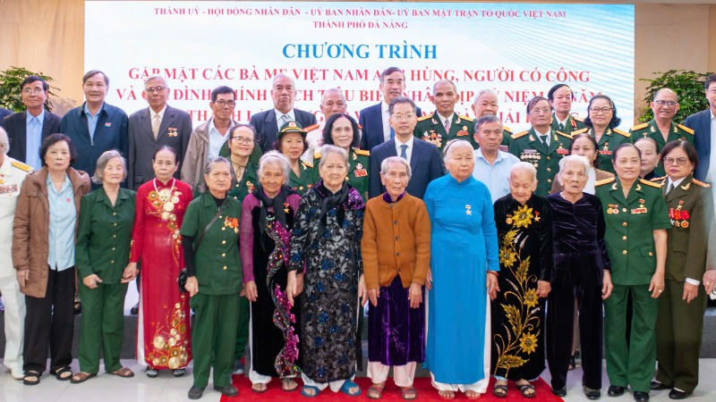 Lãnh đạo thành phố chụp ảnh lưu niệm cùng các Mẹ Việt Nam Anh hùng, người có công và gia đình chính sách tiêu biểu trên địa bàn thành phố Đà Nẵng.