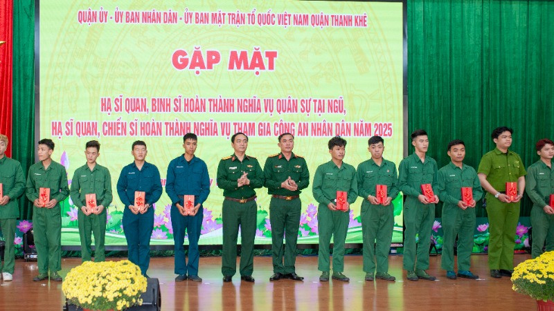 Trao quà cho quân nhân xuất ngũ năm 2025 trên địa bàn quận Thanh Khê.