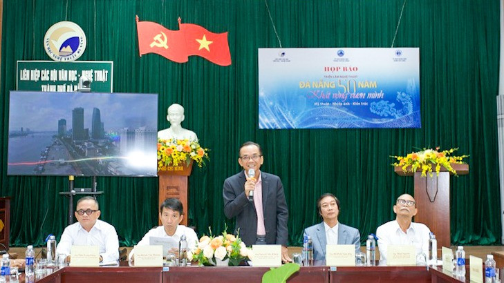 Chủ tịch Liên hiệp các Hội Văn học-Nghệ thuật thành phố Đà Nẵng Nguyễn Nho Khiêm phát biểu tại họp báo.