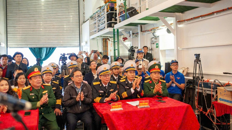 Các đại biểu trên chuyến tàu chúc Tết quân, dân huyện đảo Cồn Cỏ và Lý Sơn.