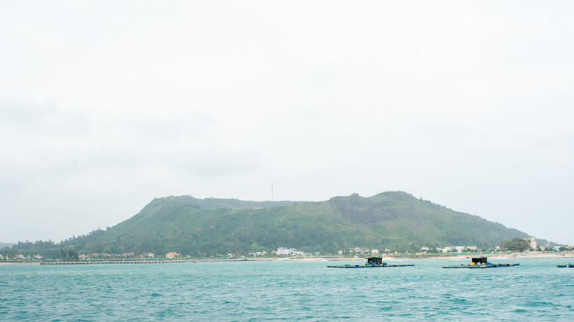Đảo Lý Sơn nhìn từ phía biển.
