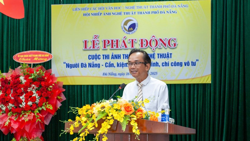 Chủ tịch Liên hiệp các Hội Văn học-Nghệ thuật Đà Nẵng Nguyễn Nho Khiêm phát động cuộc thi.