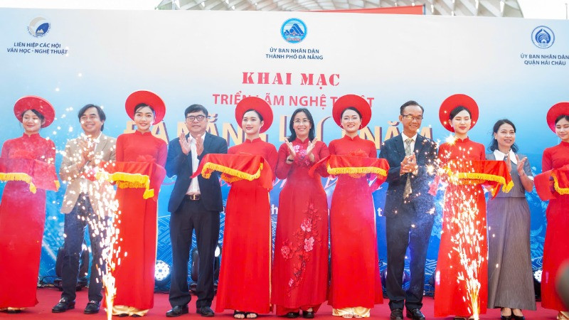 Các đại biểu cắt băng khai mạc triển lãm “Đà Nẵng 50 năm - Khát vọng vươn mình”.