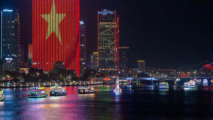 Thuyền hoa diễu hành trên sông Hàn.