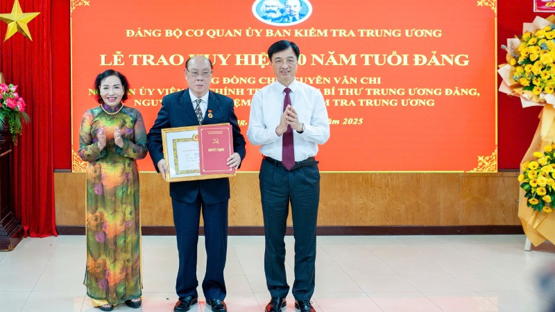 Đồng chí Nguyễn Duy Ngọc, Ủy viên Bộ Chính trị, Bí thư Trung ương Đảng, Chủ nhiệm Ủy ban Kiểm tra Trung ương trao tặng Huy hiệu 60 năm tuổi Đảng cho đồng chí Nguyễn Văn Chi.