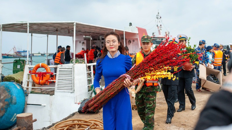 Đoàn công tác Vùng 3 Hải quân đưa quà Tết lên đảo Lý Sơn.