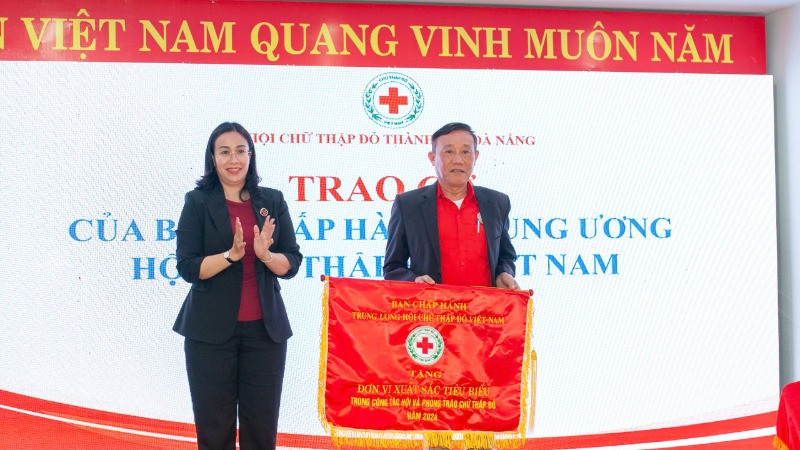 Trao cờ thi đua của Trung ương Hội Chữ thập đỏ Việt Nam cho Hội Chữ thập đỏ quận Cẩm Lệ.