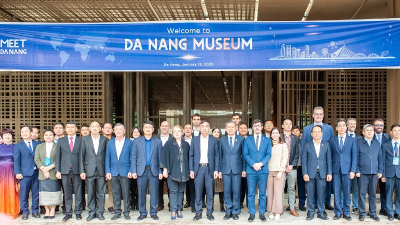 Lãnh đạo thành phố cùng các đại biểu tham dự diễn đàn chụp hình lưu niệm tại Bảo tàng Đà Nẵng.