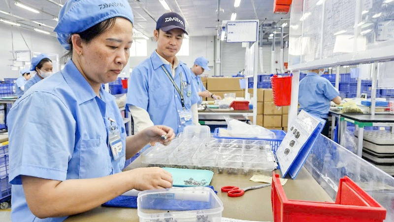 Công nhân sản xuất tại Công ty TNHH Daiwa Việt Nam, Khu Công nghiệp Hòa Khánh.