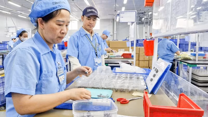 Công nhân tại Công ty TNHH Daiwa Việt Nam, Khu công nghiệp Hòa Khánh, Đà Nẵng. (Ảnh CÔNG VINH)