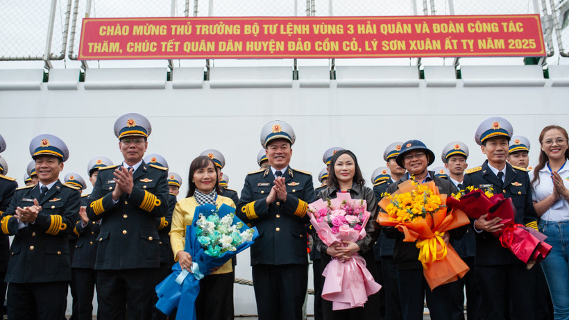 Lãnh đạo Vùng 3 Hải quân tặng hoa tiễn đoàn công tác.