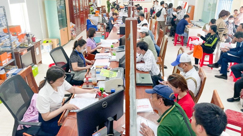 Người dân đến giải quyết thủ tục liên quan đến đất đai tại bộ phận một cửa quận Ngũ Hành Sơn.