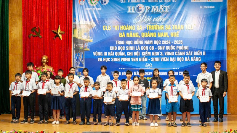 Quỹ Học bổng Vừ A Dính tổ chức trao 305 suất học bổng năm học 2024–2025 cho con em cán bộ, chiến sĩ.
