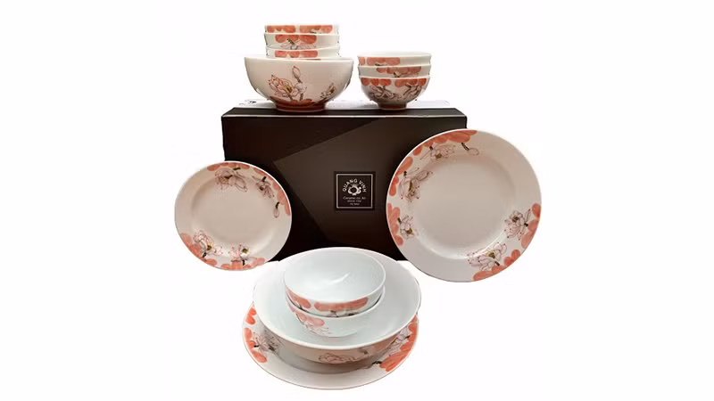 Bộ bát đĩa hoa sen đỏ của Công ty Gốm sứ Quang Vinh, huyện Gia Lâm, Hà Nội. (Ảnh: quangvinhceramic.com.vn)