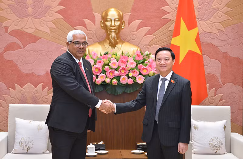 Phó Chủ tịch Quốc hội Nguyễn Khắc Định và Bộ trưởng Bộ Tư pháp Cuba Oscar Manuel Silvera Martinez. (Ảnh: quochoi.vn)