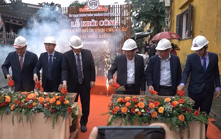 Các đại biểu ấn nút khởi công dự án.