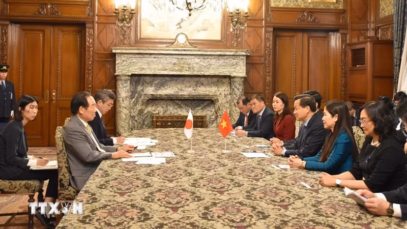 Phó Thủ tướng Chính phủ Lê Minh Khái hội kiến Chủ tịch Hạ viện Nhật Bản Nukaga Fukushiro. (Ảnh: TTXVN)