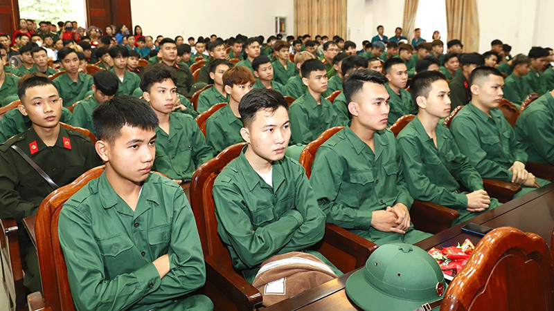 Huyện Hương Sơn, Hà Tĩnh tổ chức lễ gặp mặt, giao lưu, tặng quà cho thanh niên lên đường nhập ngũ năm 2024.