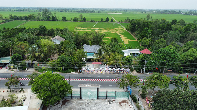 Khu vực nhà dân (ngôi nhà ở giữa ảnh) bị thu hồi đất làm đường dẫn cao tốc Châu Đốc - Cần Thơ - Sóc Trăng, đoạn nút giao cầu vượt đường tỉnh 943, huyện Thoại Sơn, tỉnh An Giang. (Ảnh: Quốc Dũng)