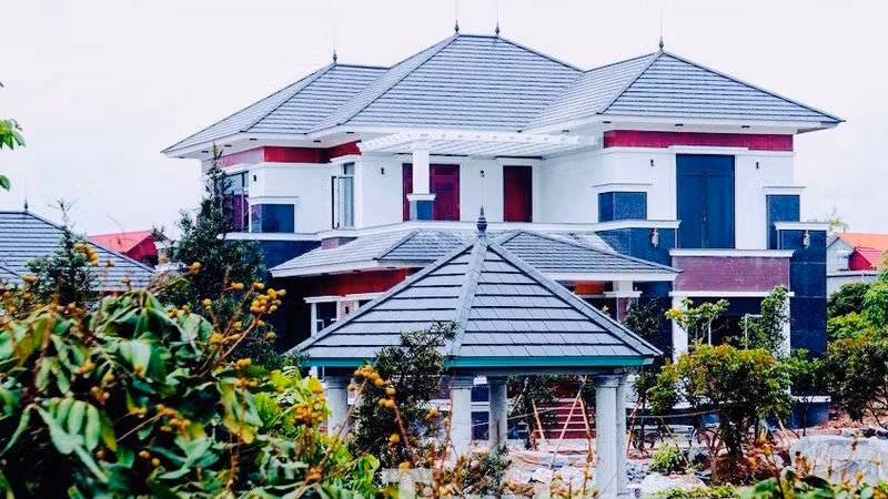 Những công trình đồ sộ “mọc” lên trên đất nông nghiệp tại Công ty nông nghiệp Quý Cao. (Ảnh: nhandan.vn)