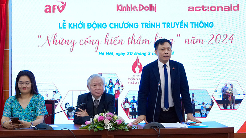 Ban tổ chức trao đổi tại lễ phát động chương trình truyền thông "Những cống hiến thầm lặng" năm 2024.