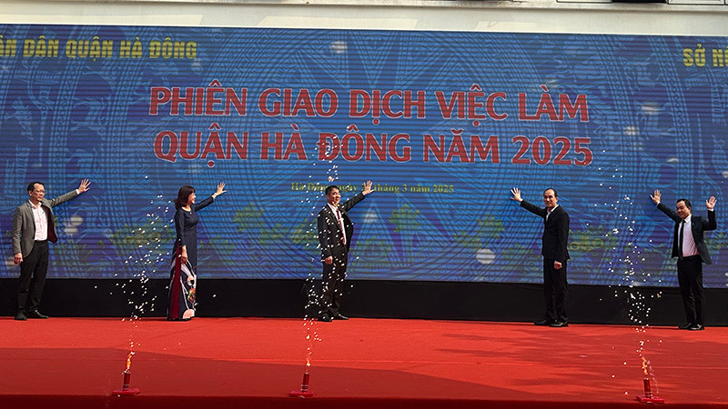 Khai mạc Phiên giao dịch việc làm Quận Hà Đông. (Ảnh: THU DUYÊN) 