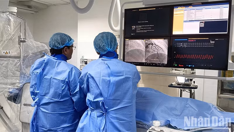 Đơn vị Can thiệp nội mạch của Bệnh viện đa khoa Đồng Tháp thực hiện kỹ thuật nong và đặt stent động mạch vành cho bệnh nhân dưới sự hỗ trợ của các chuyên gia Bệnh viện đại học Y Dược Thành phố Hồ Chí Minh (Ảnh: Bệnh viện cung cấp).