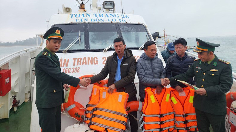 Đồn biên phòng Cô Tô (Quảng Ninh) vừa tuyên truyền, phổ biến Luật bảo vệ biển đảo cho các ngư dân huyện đảo Cô Tô.