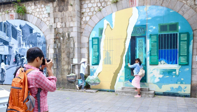Từ khi ra đời, phố bích họa Phùng Hưng (Hà Nội) luôn là điểm đến yêu thích của người dân và du khách. Ảnh: Duy Minh