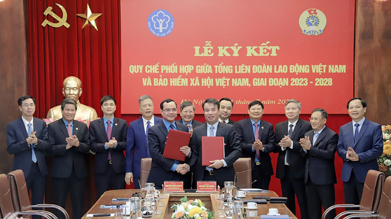 Chủ tịch Tổng Liên đoàn Lao động Việt Nam Nguyễn Đình Khang và Tổng Giám đốc Nguyễn Thế Mạnh ký Quy chế phối hợp công tác giai đoạn 2023-2028. (Ảnh: Tâm Trung)