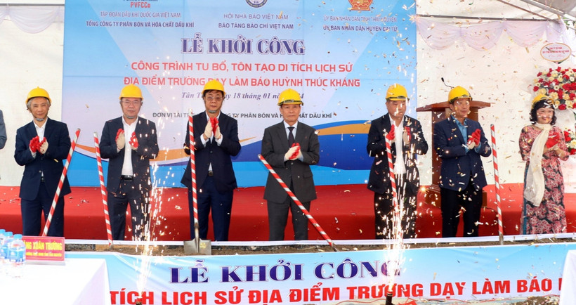 Lãnh đạo Hội Nhà báo Việt Nam, tỉnh Thái Nguyên và các đại biểu khởi công công trình.