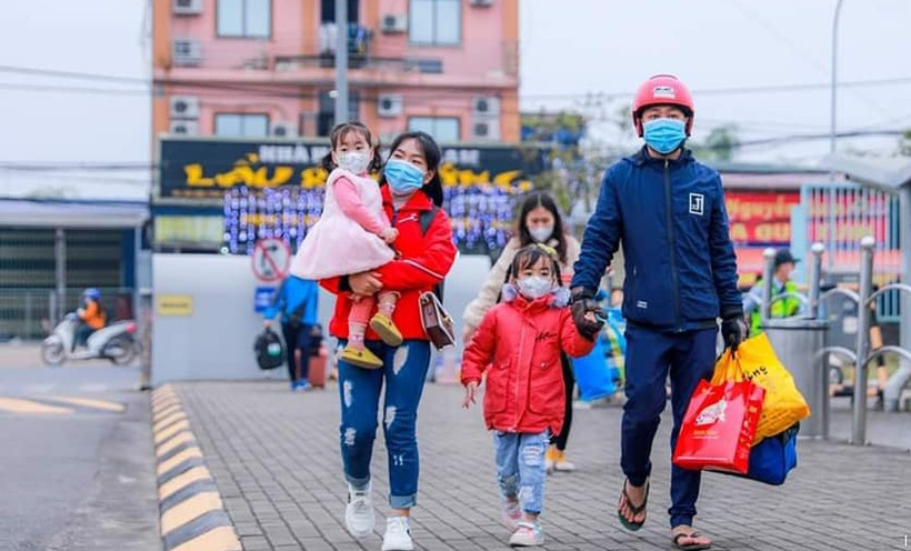 Công nhân Thái Nguyên hân hoan khi được Liên đoàn Lao động tỉnh tổ chức hơn 200 chuyến xe đưa về 16 tỉnh ăn Tết và đón trở lại làm việc sau Tết.