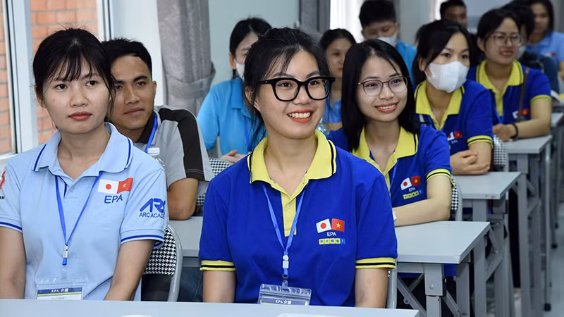 Các ứng viên điều dưỡng, hộ lý khóa 11 của chương trình EPA tại lễ xuất cảnh đi làm việc tại Nhật Bản. (Ảnh: TRẦN HẢI)